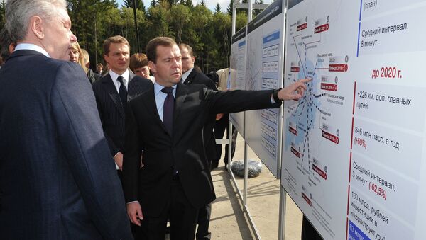 Дмитрий Медведев осматривает схему реконструкции федеральной трассы М-1 Беларусь