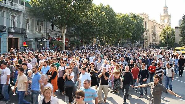 Многотысячная толпа перекрыла улицы Тбилиси в знак протеста против пыток