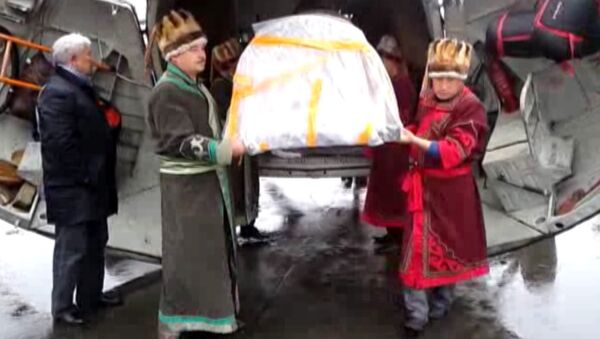 Мумию алтайской принцессы привезли на родину в саркофаге на вертолете