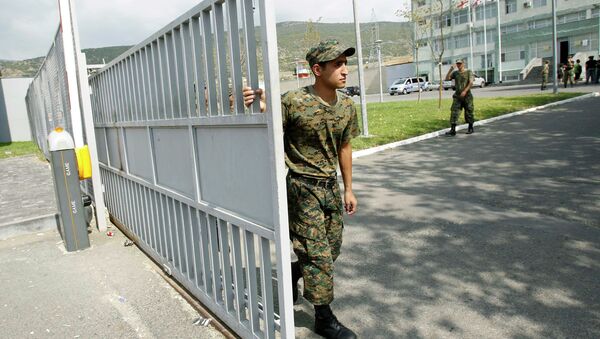 Охранник закрывает ворота городской тюрьмы в Тбилиси