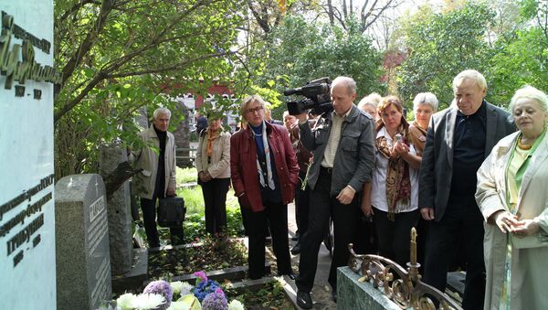 Памятник актрисе Вере Пашенной открыли на Новодевичьем кладбище в Москве