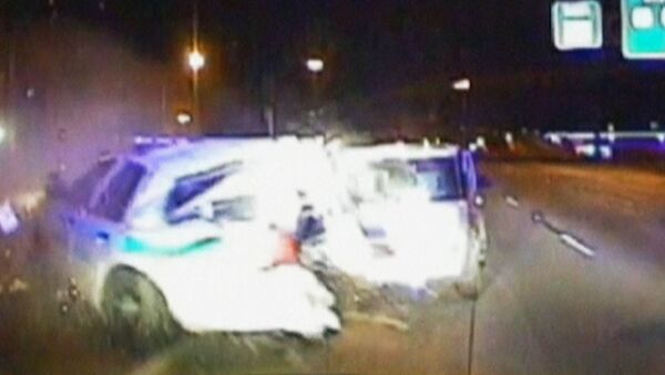 Полицейский едва успел вытолкнуть женщину из-под колес несущейся машины
