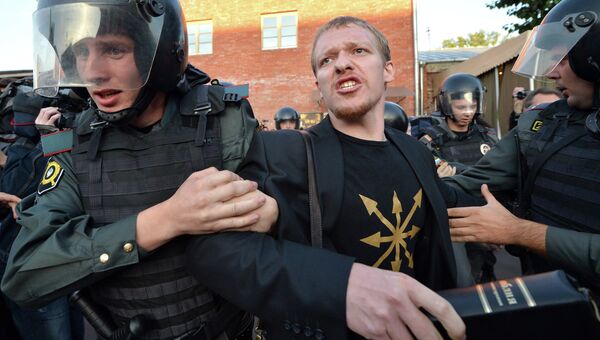 Сотрудники правоохранительных органов проводят задержание православных активистов