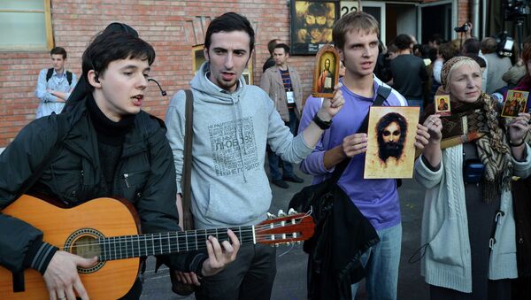 Православные активисты около входа в ЦСИ Винзавод, где проходит открытие выставки Духовная брань