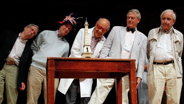 Лауреаты Нобелевской премии разных лет рассматривают макет Эйфелевой башни в ходе 22-й Церемонии вручения Шнобелевской премии в Кембридже