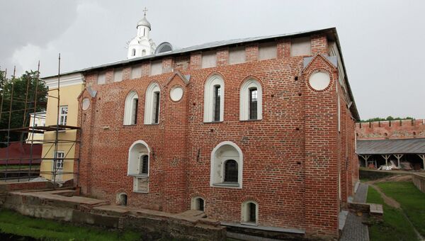 Здание Владычной (Грановитой) палаты Новгородского кремля. Архивное фото.