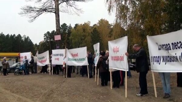 Горожане с плакатами вышли на пикет против вырубки леса в Ангарске