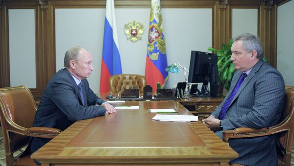 Президент РФ Владимир Путин (слева) и Дмитрий Рогозин. Архивное фото