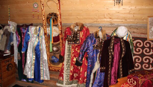 Алтайская национальная одежда в аиле-музее в Чуй-Оозы, архивное фото