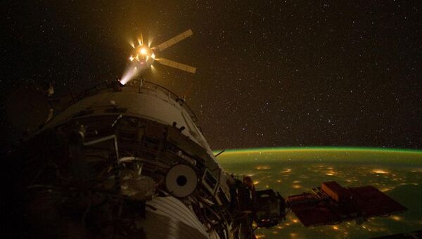 Европейский грузовой космический корабль ATV-3 Эдоардо Амальди перед стыковкой с МКС