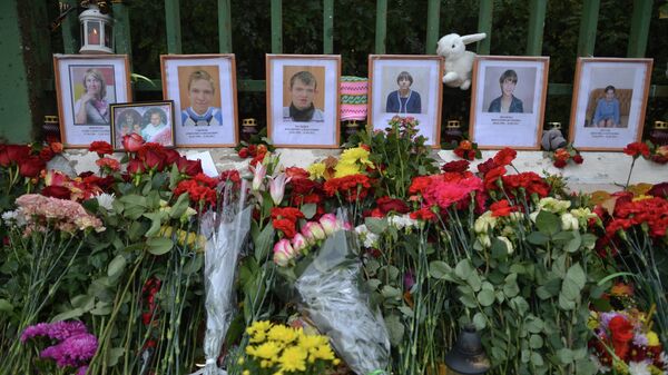Цветы и игрушки у портретов погибших в аварии на Минской улице