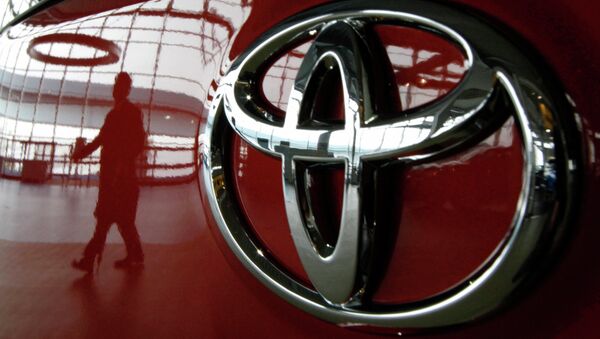 Машина в автосалоне компании Toyota. Архивное фото