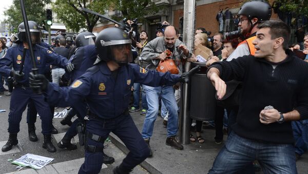 В столкновениях полиции и демонстрантов в Мадриде ранены 65 человек