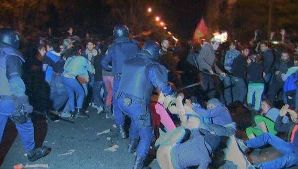 Полицейские избивали испанцев дубинками за попытку захватить конгресс