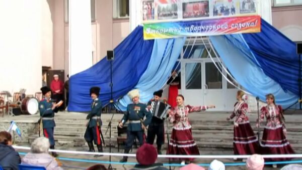 Школьники и пенсионеры устроили концерт у бердского дома культуры