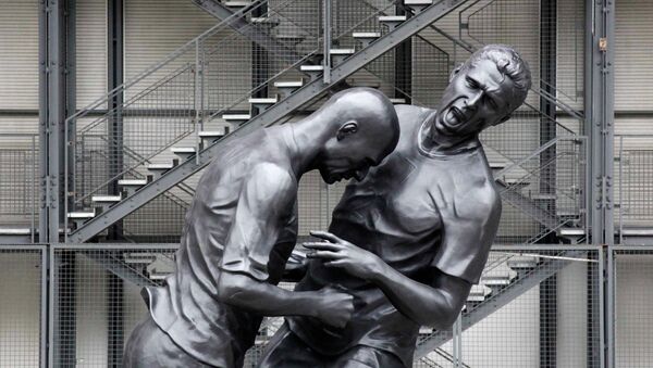Статуя футболиста Зинедина Зидана. Архивное фото