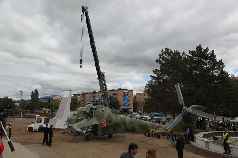 Летающий танк над городом: как устанавливали памятник МИ-24 в Арсеньеве