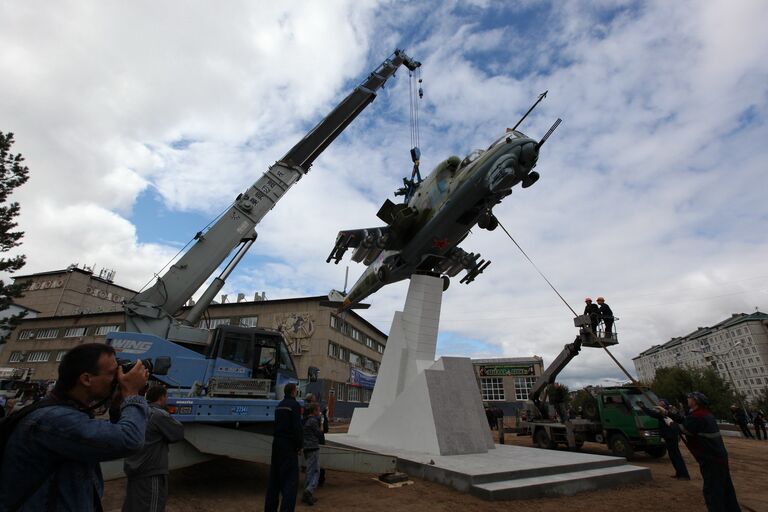 Летающий танк над городом: как устанавливали памятник МИ-24 в Арсеньеве