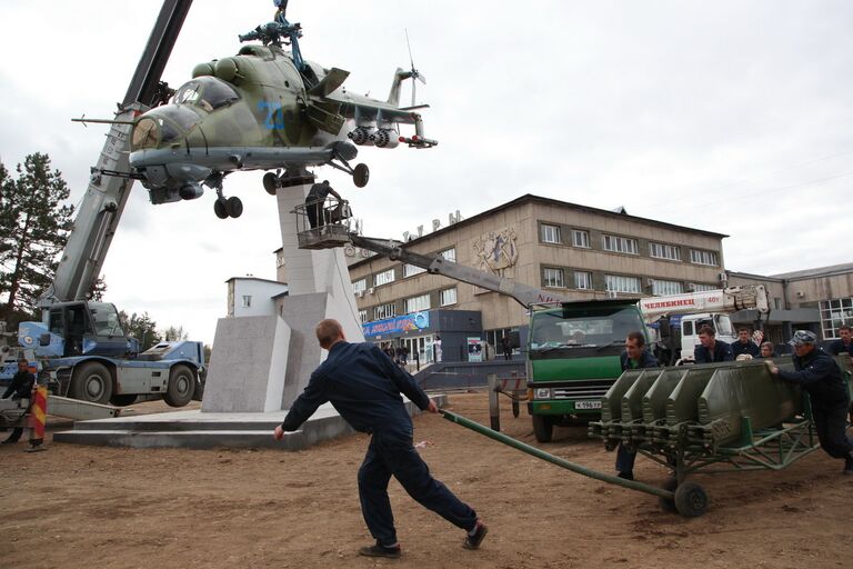 Летающий танк над городом: как устанавливали памятник МИ-24 в Арсеньеве