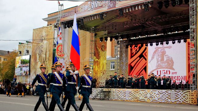 Почетный караул Президентского полка вносит на главную площадь Великого Новгорода российский флаг