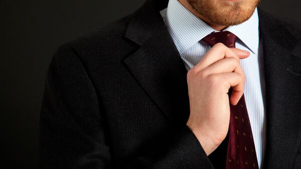 Мужчина в костюме с галстуком