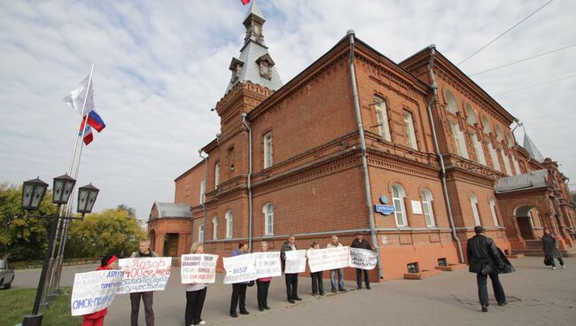 Работники обанкротившегося Омск-Полимера устроили пикет у Горсовета