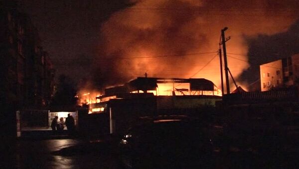 Клубы дыма вырывались из горящего склада парфюмерии в Хабаровске