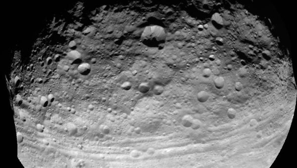 Канавы вдоль экватора астероида Веста