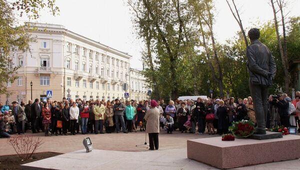 Десятки иркутян пришли на открытие памятника первому губернатору области