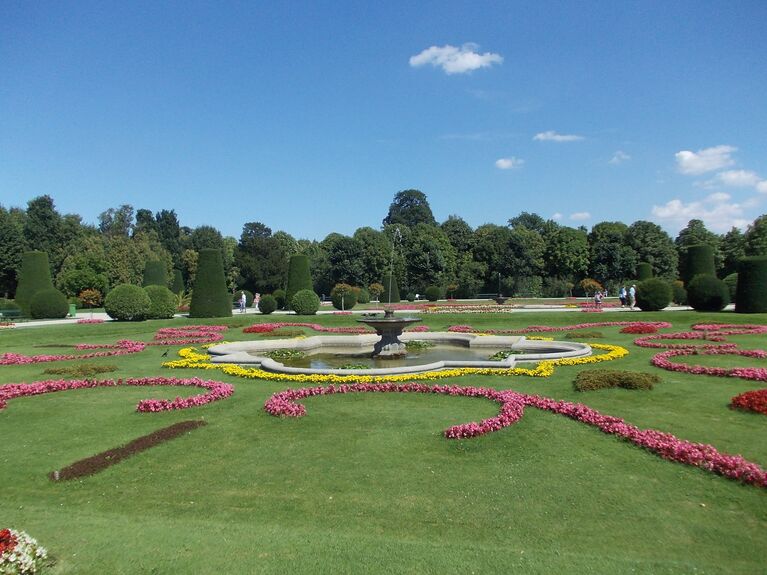 Дворец Шёнбрунн (нем. Schloß Schönbrunn) — венская резиденци