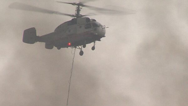 Вертолеты сбрасывают воду на горящие склады в Подмосковье
