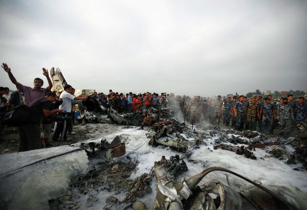 Фрагменты самолета, разбившегося в Катманду, Непал