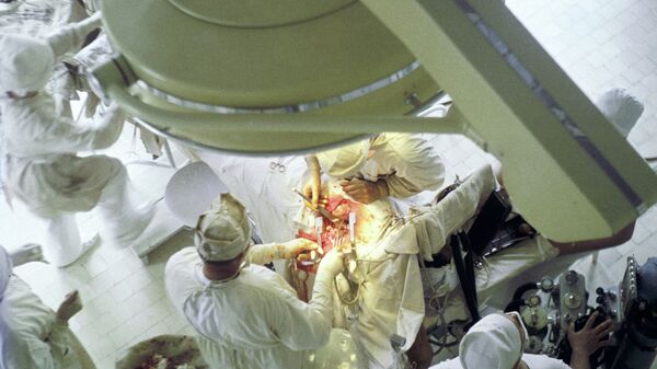 Хирурги проводят операцию на сердце
