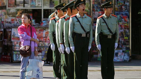 Китайские военнослужащие в центре Пекина