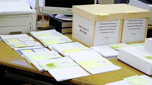 Коробки с документами и материалами проекта федерального бюджета, архивное фото