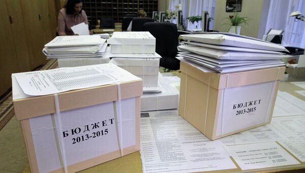 Коробки с документами и материалами проекта бюджета на 2013-2015 годы. Архивное фото