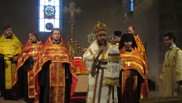 Возглавляющий богослужение в Эльзасе архиепископ Бориспольский Антоний благословляет собравшихся в храме