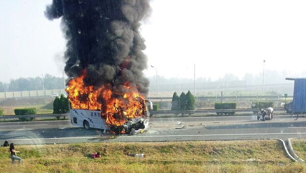Автобус, загоревшийся в результате столкновения с грузовиком на шоссе Пекин - Тяньцзинь, Китай