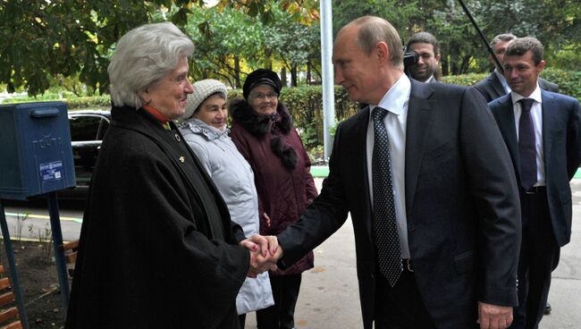 В.Путин посетил один из домов для ветеранов труда в Москве