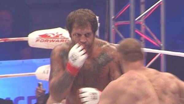 Емельяненко продолжил биться на ринге с рассеченной бровью и победил