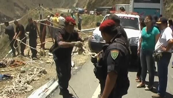 Спасатели работают на месте падения пассажирского автобуса в ущелье