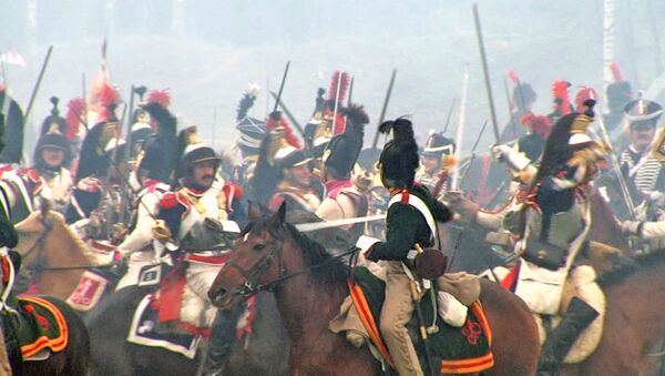 Кавалеристы с саблями и палашами рубились на реконструкции битвы 1812 года