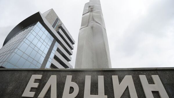 Оскверненный вандалами памятник Ельцину восстановлен в Екатеринбурге
