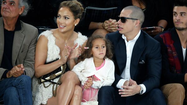 Актриса и певица Дженнифер Лопес со своей дочерью Эммой и бойфрендом Каспером Смартом на Неделе моды в Париже