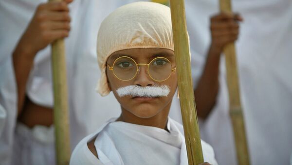 Индийский школьник на праздновании 143-летней годовщины со дня рождения Махатмы Ганди