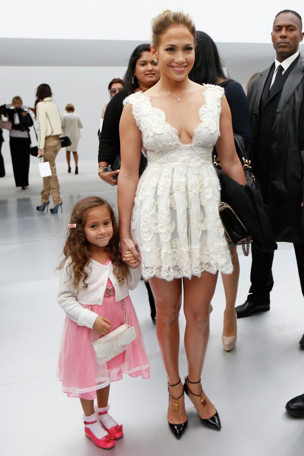 Актриса и певица Дженнифер Лопес со своей дочерью Эммой на Неделе моды в Париже