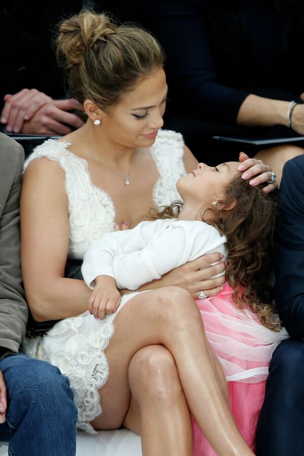 Актриса и певица Дженнифер Лопес со своей дочерью Эммой на Неделе моды в Париже