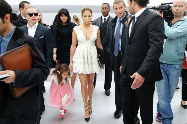 Актриса и певица Дженнифер Лопес со своей дочерью Эммой и бойфрендом Каспером Смартом на Неделе моды в Париже