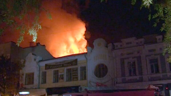 Пламя пожара поднялось выше крыши старинного ТЮЗа в Саратове