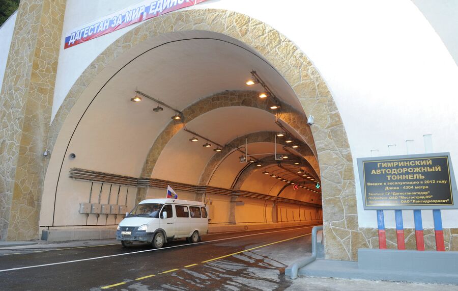 Автомобиль выезжает из самого длинного в России — Гимринского тоннеля